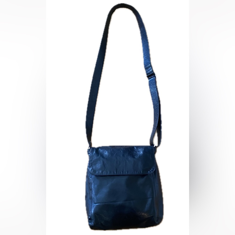 M0851 shiny black leather fold over cross body purse